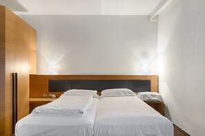 Tabla de planchar con plancha, wifi, ropa de cama