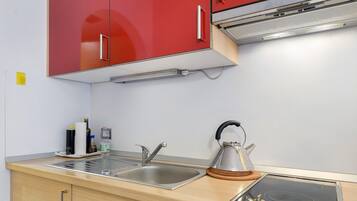 Kühlschrank, Mikrowelle, Herdplatte, Wasserkocher mit Kaffee-/Teezubehör