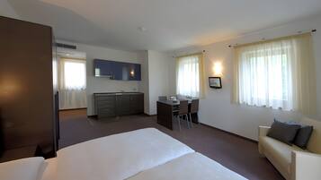 Een strijkplank/strijkijzer, wifi, beddengoed