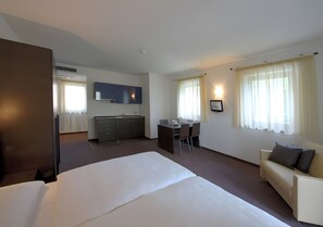 Een strijkplank/strijkijzer, wifi, beddengoed