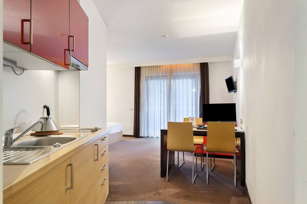 Fridge, microwave, stovetop, coffee/tea maker - Studio 'Fewo 103' with Mountain View, Wi-Fi and Air Conditioning (St. Jakob)