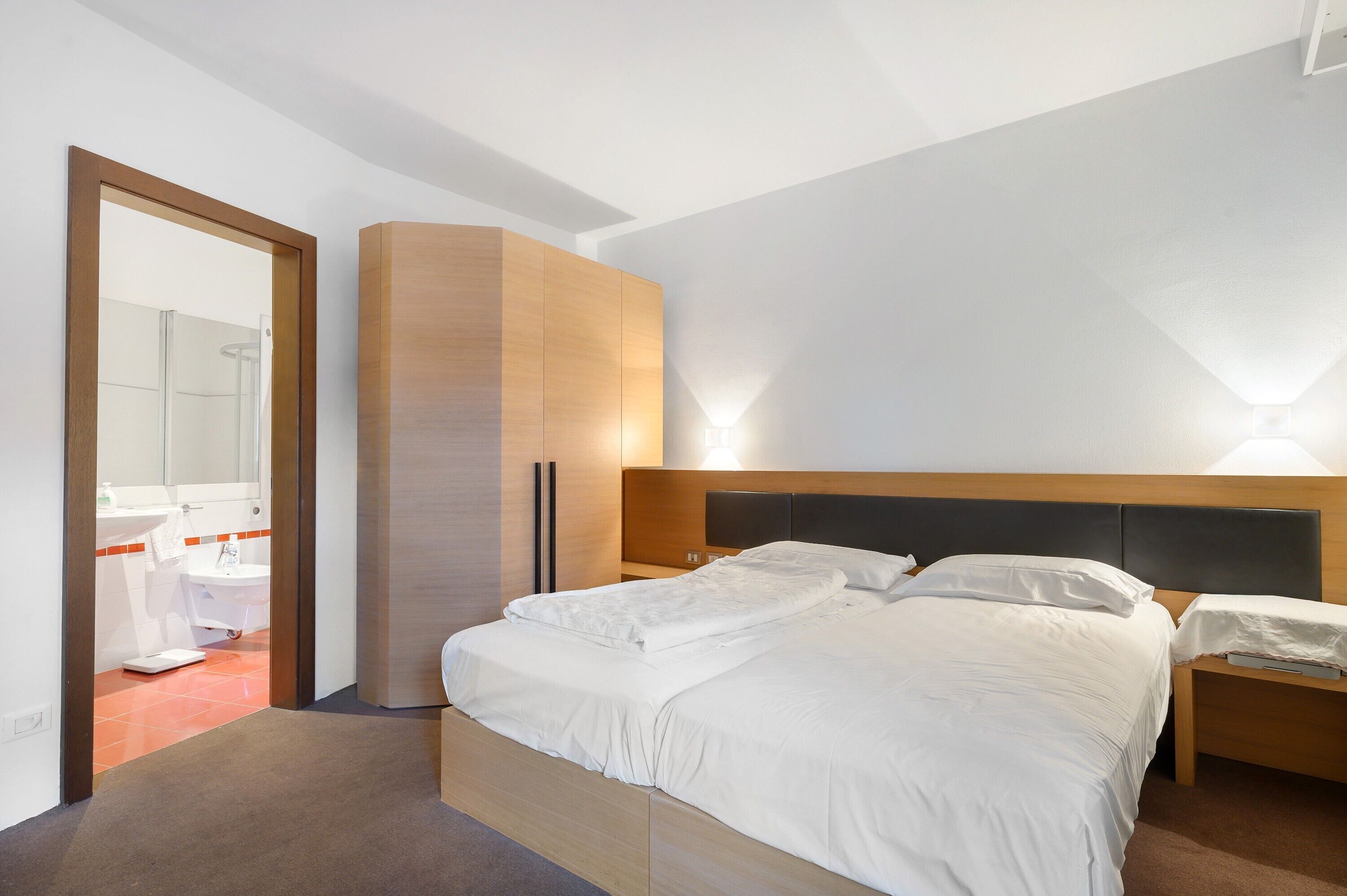 Tabla de planchar con plancha, wifi y ropa de cama 