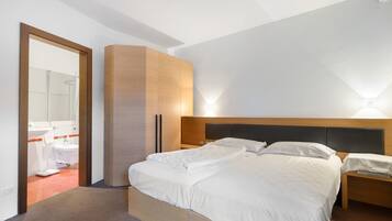 Tabla de planchar con plancha, wifi y ropa de cama