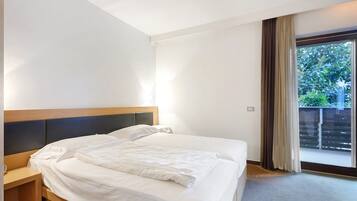 Tabla de planchar con plancha, wifi y ropa de cama