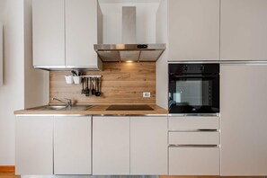 Microondas, horno, placa de cocina y lavavajillas