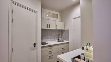 Réfrigérateur, micro-ondes, four, plaque de cuisson