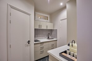 Réfrigérateur, micro-ondes, four, plaque de cuisson