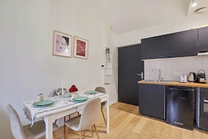 Fridge, microwave, oven, stovetop - Charming Apartment Boulogne facing (Boulogne-Billancourt)