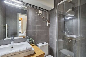 Shower, hair dryer, towels - Charming Apartment Boulogne facing (Boulogne-Billancourt)