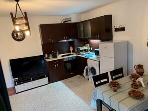 Fridge, microwave, oven, cookware/dishes/utensils - Wohnung mit Garten by Interhome (Aheloy)