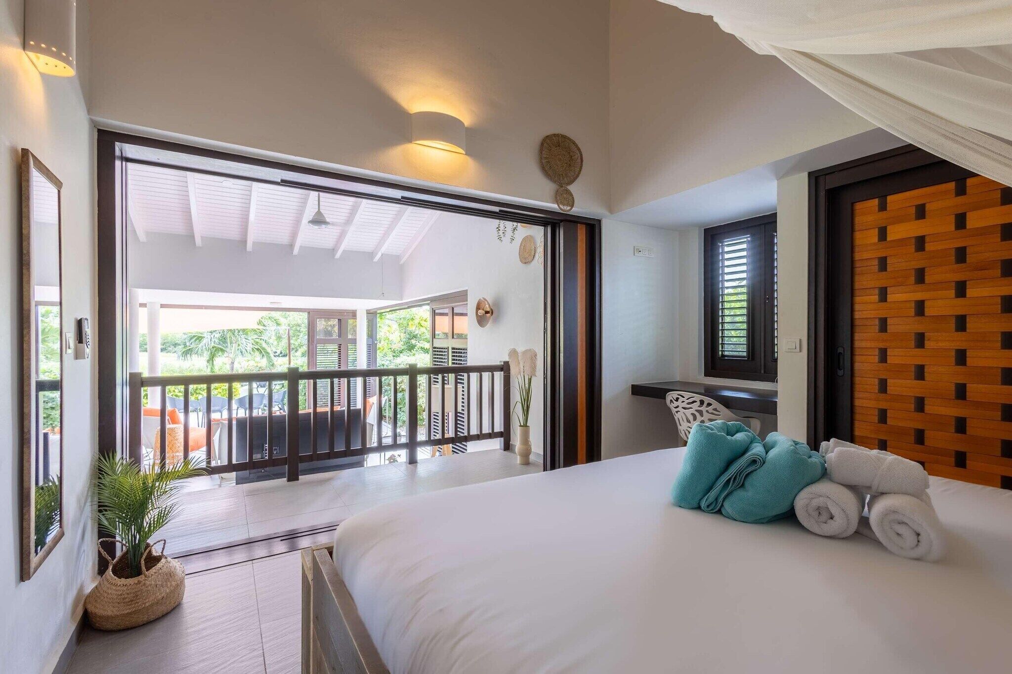 Bureau, lit parapluie, accès Internet, draps fournis