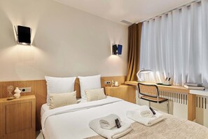 2 bedrooms, desk, iron/ironing board, Internet - Sublim apartment on Avenue Montaigne/Eiffel Tower (Paris)