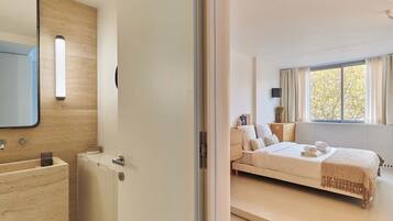 2 habitaciones, escritorio, tabla de planchar con plancha y internet