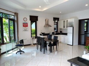 Réfrigérateur, micro-ondes, four