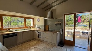 Une cuisine équipée d’un lave-vaisselle, d’un évier, d’une cuisinière et d’une fenêtre.