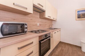 Coffee/tea maker, fridge, microwave, oven - Beachside Drage Home, Near Vrana (Drage)