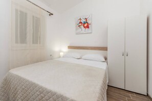 2 bedrooms, iron/ironing board, travel cot, free WiFi - Beachside Drage Home, Near Vrana (Drage)