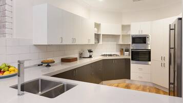 Frigorífico, microondas, horno y placa de cocina