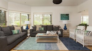 Smart TV, fireplace, table tennis, books - Amelia Rose Homestead with Private Pool walk to Lovedale Chapel! (Lovedale)