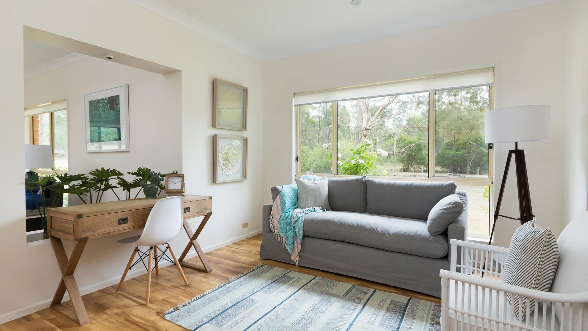 Smart TV, chimenea, tenis de mesa y libros 