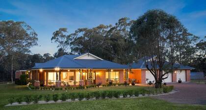 Amelia Rose Homestead with Private Pool walk to Lovedale Chapel!