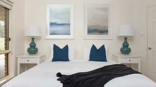 Amelia Rose Homestead with Private Pool walk to Lovedale Chapel!