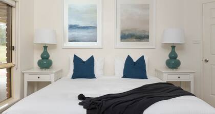 Amelia Rose Homestead with Private Pool walk to Lovedale Chapel!