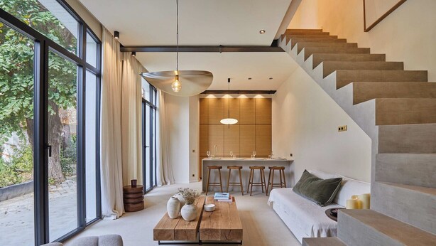 A modern interior with a staircase, a dining area, and a sofa. - Architect house Porte Maillot  la Defense Arena (Puteaux)