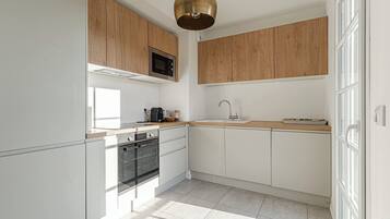 Een koelkast, een microgolfoven, een oven, een kookplaat