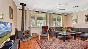 Living area - Glandore Estate Cellar Door on site! (Pokolbin)