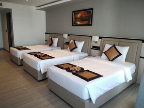 Desk, laptop workspace, iron/ironing board, free WiFi - LN HOTEL & RESIEDNECE  (Phnom Penh)