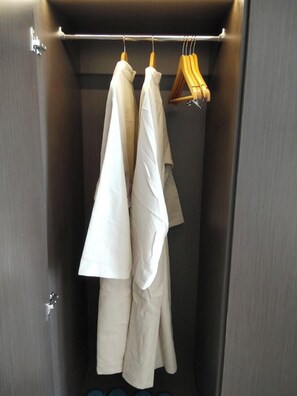 Desk, laptop workspace, iron/ironing board, free WiFi - LN HOTEL & RESIEDNECE  (Phnom Penh)