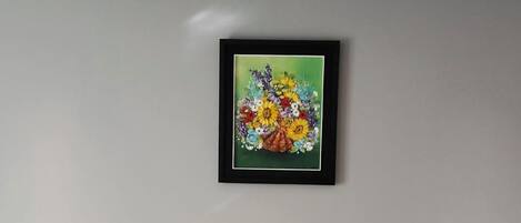 Escritorio y espacio para trabajar con laptop