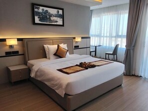 Skrivebord, arbejdsområde til bærbare computere, strygejern/strygebræt