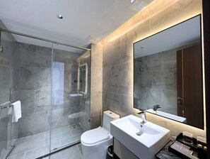 Deluxe Room | Bathroom | Hair dryer, slippers, towels, soap - LN Hotel & Residence  (Phnom Penh)