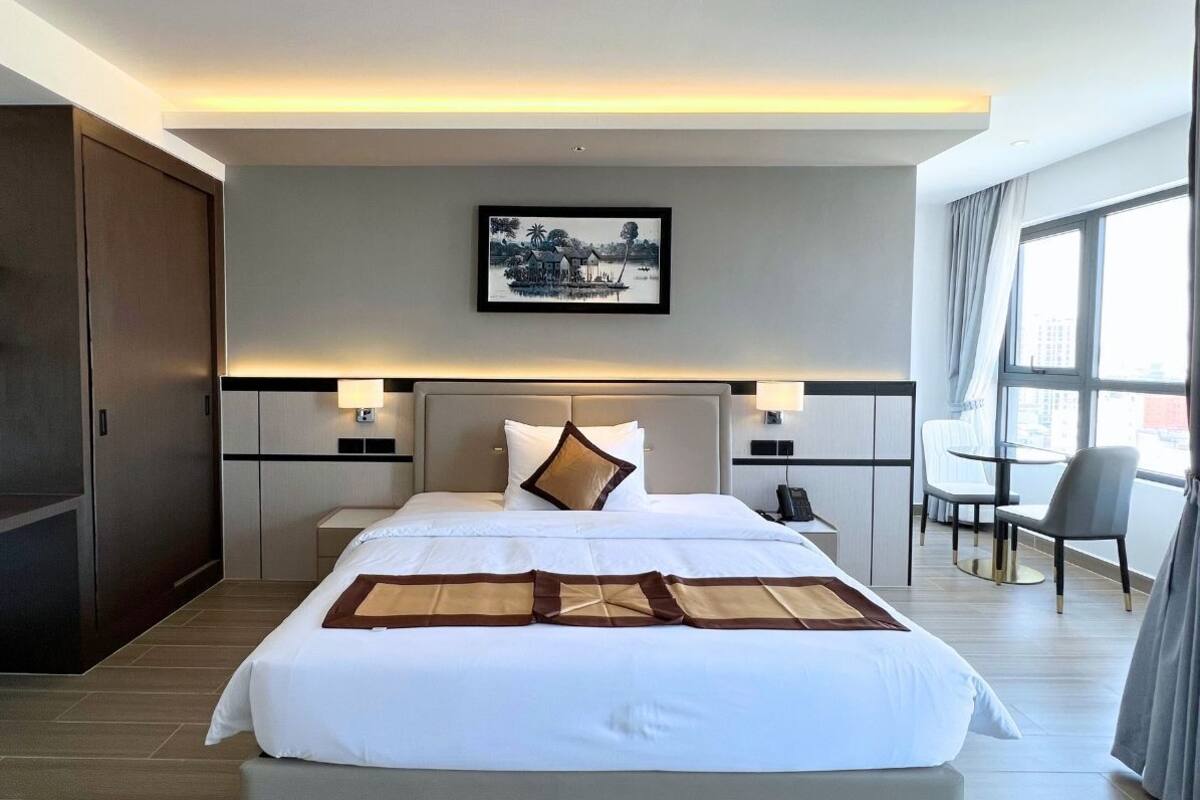 LN Suite | Desk, laptop workspace, iron/ironing board, free WiFi