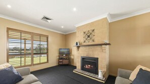 Living area - Broken View Mountain Villa with Free Wine Tasting (Rothbury)