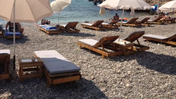 A beach with sun loungers and umbrellas. - Wohnung mit Pool by Interhome (Bar)