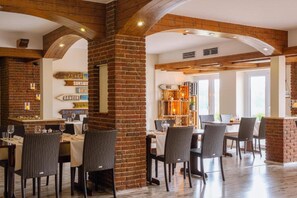 Dining - Bernsteinsee Hotel and Ferien Standard Suite Room (Sassenburg)