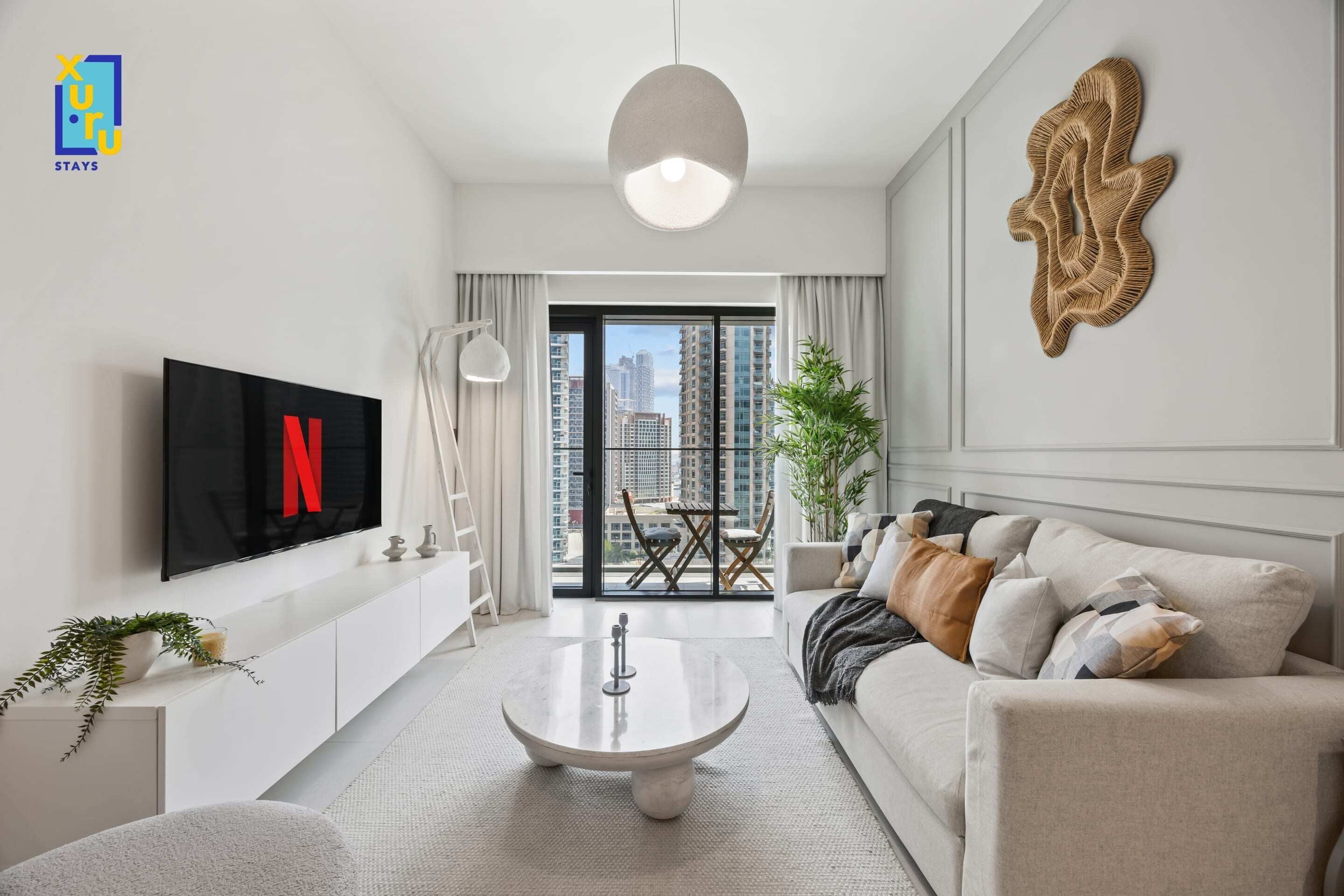 Leilighet – basic | Oppholdsområde | En 65-tommers TV med kabel-kanaler