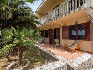 Terrace/patio - Familienfreundliche Wohnung direkt am Meer by Interhome (Dobrota)