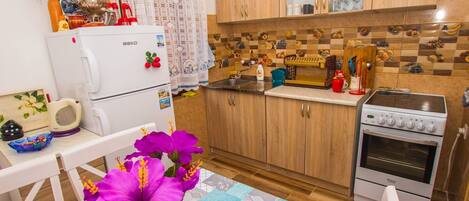 冰箱、微波炉、烤箱、厨具/餐具