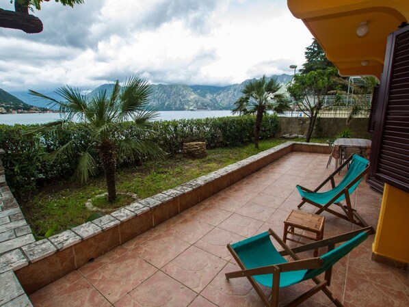 Outdoor dining - Familienfreundliche Wohnung direkt am Meer by Interhome (Dobrota)