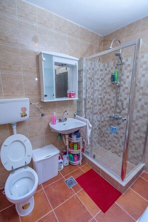 Towels - Familienfreundliche Wohnung direkt am Meer by Interhome (Dobrota)