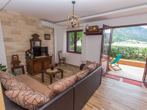 Living area - Familienfreundliche Wohnung direkt am Meer by Interhome (Dobrota)