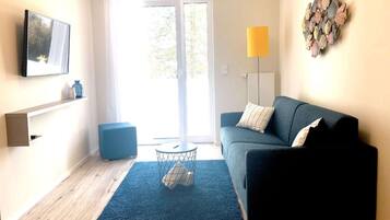 Een smart-tv en een tafeltennistafel