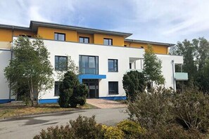 Exterior - Bernsteinsee Hotel and Ferien Suite with Terrace (Sassenburg)