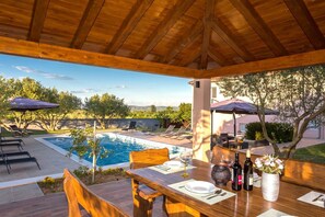 Outdoor dining - Luxury Villa, Sleeps 10 with Private Pool (Biograd na moru)