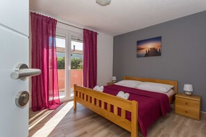 5 bedrooms, desk, iron/ironing board, travel cot - Luxury Villa, Sleeps 10 with Private Pool (Biograd na moru)