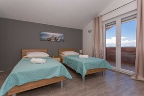 5 bedrooms, desk, iron/ironing board, travel cot - Luxury Villa, Sleeps 10 with Private Pool (Biograd na moru)